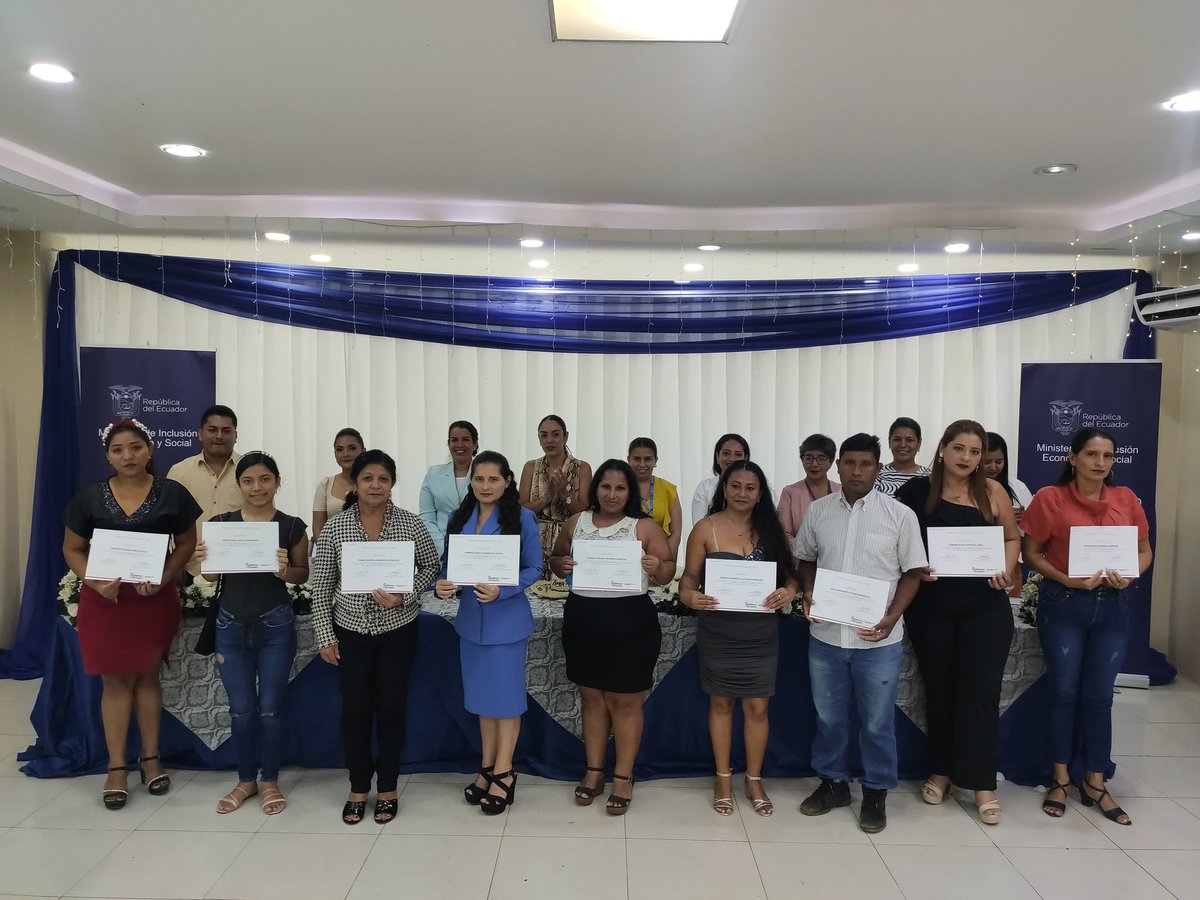 Patricioav70's tweet photo. #MIESChone | Junto a la Coordinadora Zonal 4 y Directora Nacional, celebramos la finalización del servicio Acompañamiento Familiar periodo 2021 - 2023, que brindó apoyo integral a 1632 familias en situación de vulnerabilidad. Gracias a todos los que hicieron posible este logro👏 https://t.co/WqaAeyafXT