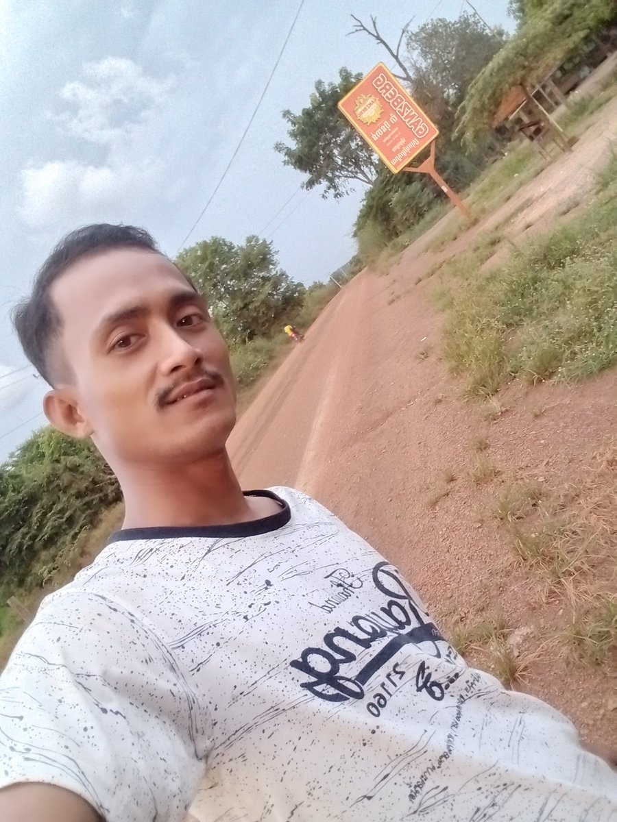 DaAs381192's tweet photo. បើគេស្រលាញ់យើងសុំលុយគេចាយបានហើយ https://t.co/fEJOeiPWdg