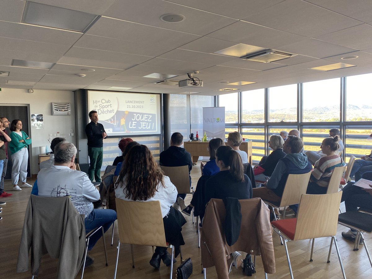valtomclermont's tweet photo. [CLUBS DE SPORT 0 DECHET] Réunion de lancement édition 2023-2024:  nous avons accueilli les 13 clubs de sports sélectionnés du territoire et nos partenaires @FootEcologieFr, @landestini et CPIE 63 pour une visite du pôle Vernéa, suivie d'une fresque écologique du football. https://t.co/7fiFgbCdAt