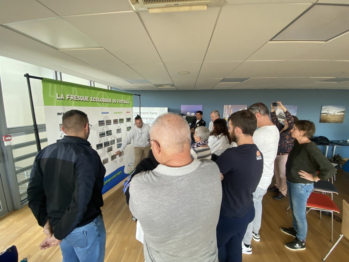 valtomclermont's tweet photo. [CLUBS DE SPORT 0 DECHET] Réunion de lancement édition 2023-2024:  nous avons accueilli les 13 clubs de sports sélectionnés du territoire et nos partenaires @FootEcologieFr, @landestini et CPIE 63 pour une visite du pôle Vernéa, suivie d'une fresque écologique du football. https://t.co/7fiFgbCdAt
