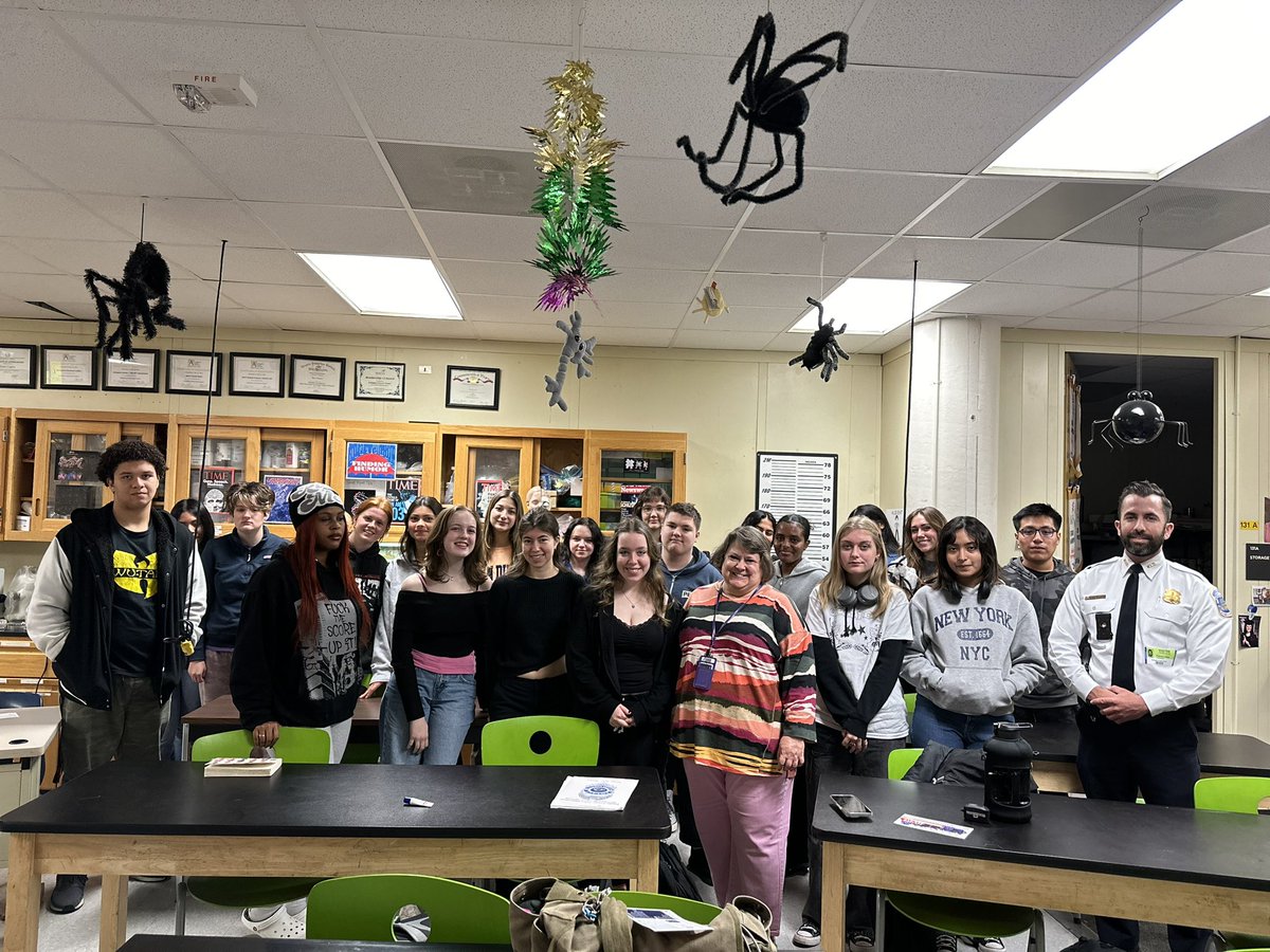 Forensicsteach's tweet photo. MPD lieutenant Patrick Loftus in ACC Forensics to talk about present day policing! @APS_CTE @arlingtontechcc @APSCareerCenter https://t.co/iWSjvvBnOq