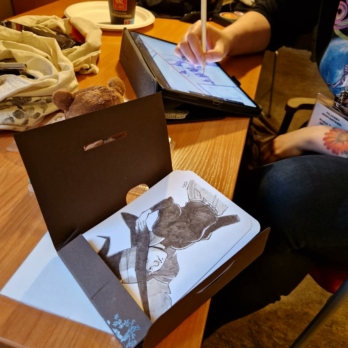 nerdheimpl's tweet photo. A takie rezulataty przyniosło weekendowe 24godzinne #rysowaniekomiksów w #czytelnianova i #12hofdrawingtogether między #Poznań i #TelAwiw (i nie tylko)

#makezinesnotwar #zines #indiecomics #lotsofart #manyartists #drawingtogether #coworking #komiksy #nerdzenie https://t.co/wDjTYSr2tG