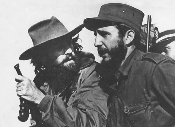 #CubaViveEnSuHistoria🇨🇺En la Historia de Cuba han existido hombres que han dejado imborrables  huellas en la memoria del pueblo. Camilo es uno de esos hombres inigualables. Por eso  recordamos siempre las palabras del Comandante «En el pueblo hay muchos Camilos».
