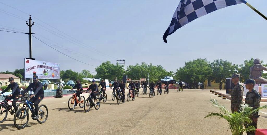 IaSouthern's tweet image. #TrishaktiMultidimensionalExpedition

Lt Gen Vipul Shinghal, GOC #SudarshanChakraCorps flagged in Expedition team at #Jaisalmer War Memorial. He complimented the team for undertaking #NationBuilding activities &amp;amp; for epitomising Inter Services Coord at functional level
#Jointness