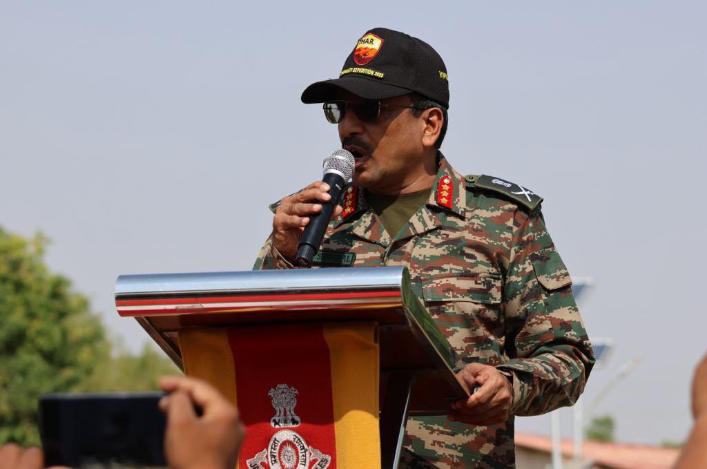 IaSouthern's tweet image. #TrishaktiMultidimensionalExpedition

Lt Gen Vipul Shinghal, GOC #SudarshanChakraCorps flagged in Expedition team at #Jaisalmer War Memorial. He complimented the team for undertaking #NationBuilding activities &amp;amp; for epitomising Inter Services Coord at functional level
#Jointness