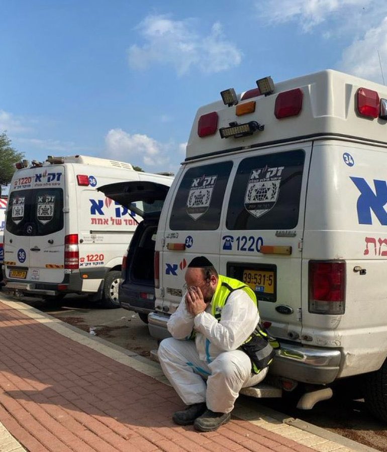 Um civil do ZAKA completamente tomado pelo HORROR desferido pelos terroristas do Hamas. 

E o que é o ZAKA? 
ZAKA, uma organização civil voluntária com responsabilidade exclusiva em Israel por lidar com incidentes de morte não natural, trabalha em estreita cooperação com todos os