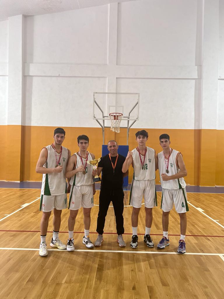 Cumhuriyetimizin 100. Yılı sebebiyle düzenlenen Ataşehir İlçesi Genc Erkekler Basketbol Turnuvasında  Ataşehir 1 Doğa Anadolu Lisesi basketbol takımımız tüm rakiplerini yenerek ilçe  Şampiyonluğunu kazanmistir.
#doğakoleji 
#ataşehir
#basketbol