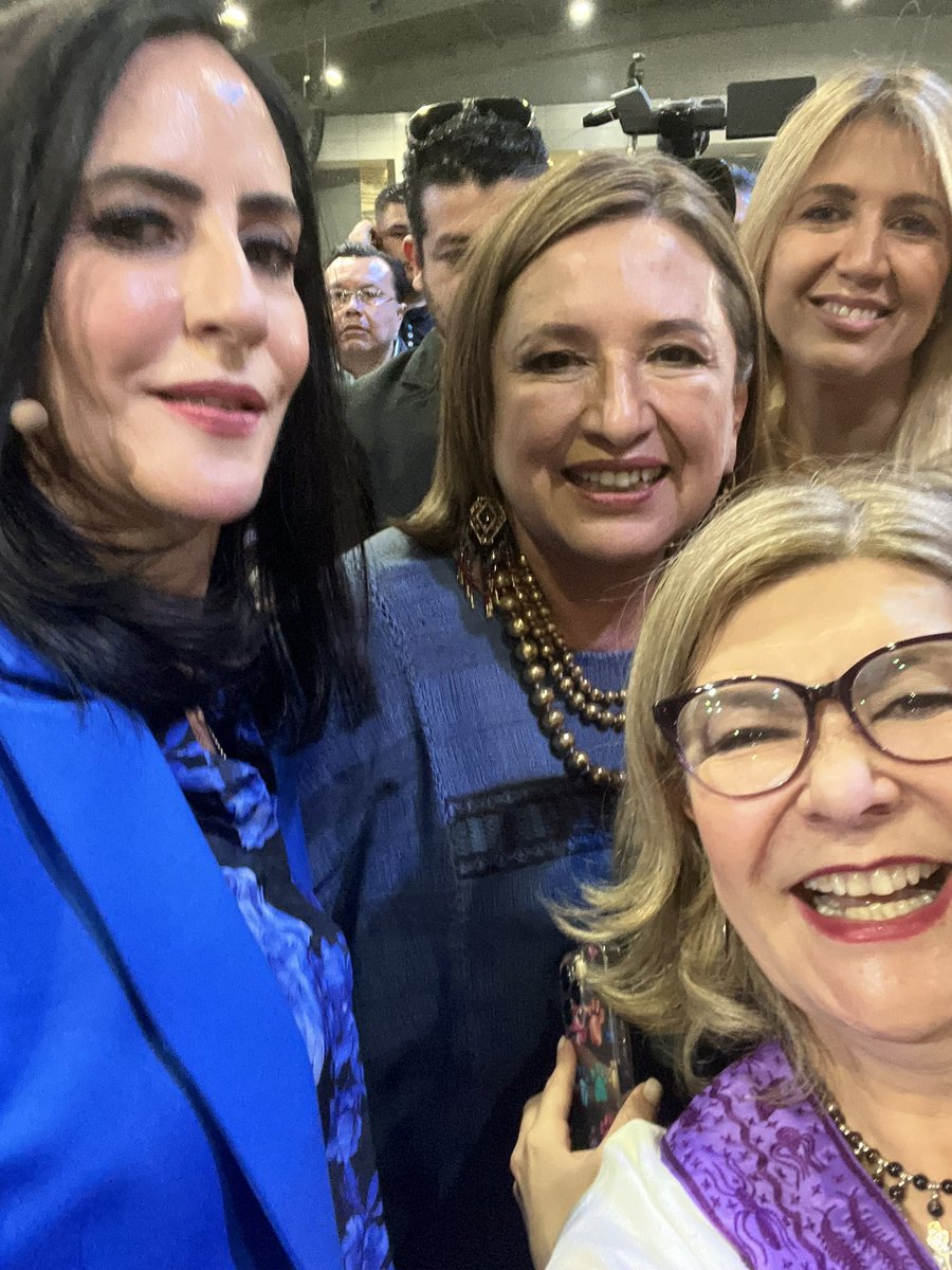 angelicadelap's tweet photo. Estas mujeronas cambiarán al país! 
@XochitlGalvez tiene la encomienda de rescatar LA República del desastre de estos 5 años.
@lialimon querida, me siento orgullosa de tu gran capacidad, hoy rendiste buenas cuentas en tu #2oInforme  en la Alcaldía #AlvaroObregon 
Querida @DesireeNavarro en Coyoacán también lista!!
Viva la #IgualdadSustantiva