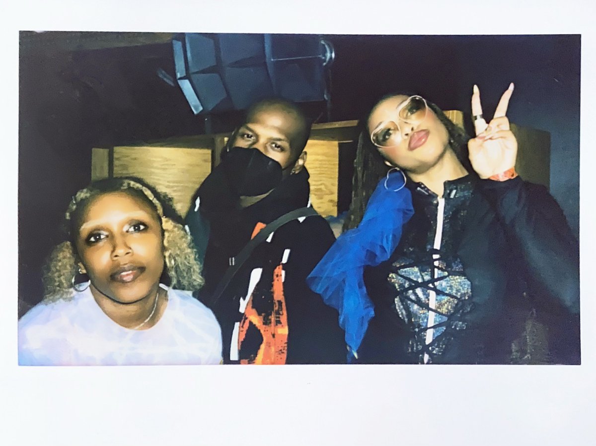 ♬ $UZI ΛNΛLØGUΣ © (@suzianalog) on Twitter photo BIG FAX! Brooklyn was pure magic this weekend 🔊🔥✨
S/o <a href="/stillmovingco/">still.moving.co</a> <a href="/rockysnyda/">lil tangerine🍊</a> <a href="/SCRAAATCH202/">SCRAAATCH</a> <a href="/sayesystem/">SAYE</a> + the 1 & only <a href="/lizadye/">𝖋𝖚𝖑𝖑 𝖒𝖔𝖔𝖓 𝖎𝖓 𝖈𝖆𝖕𝖗𝖎𝖈𝖔𝖗𝖓 🪐</a> for the heat 🏁 BIG FAX! Brooklyn was pure magic this weekend 🔊🔥✨
S/o <a href="/stillmovingco/">still.moving.co</a> <a href="/rockysnyda/">lil tangerine🍊</a> <a href="/SCRAAATCH202/">SCRAAATCH</a> <a href="/sayesystem/">SAYE</a> + the 1 & only <a href="/lizadye/">𝖋𝖚𝖑𝖑 𝖒𝖔𝖔𝖓 𝖎𝖓 𝖈𝖆𝖕𝖗𝖎𝖈𝖔𝖗𝖓 🪐</a> for the heat 🏁