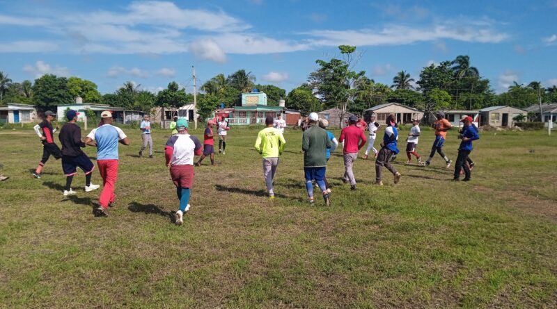 RadioSantaCruz_'s tweet photo. 🧢⚾️Para incrementar la preparación con vistas al evento provincial de la disciplina, el equipo de primera categoría de Béisbol en #SantaCruzdelSur continúa los entrenamientos
Maritza Toledo Soca, directora de la novena, señaló que los fogueos avanzan bien
https://t.co/5jK0weOMMz https://t.co/HnCVudPoJk