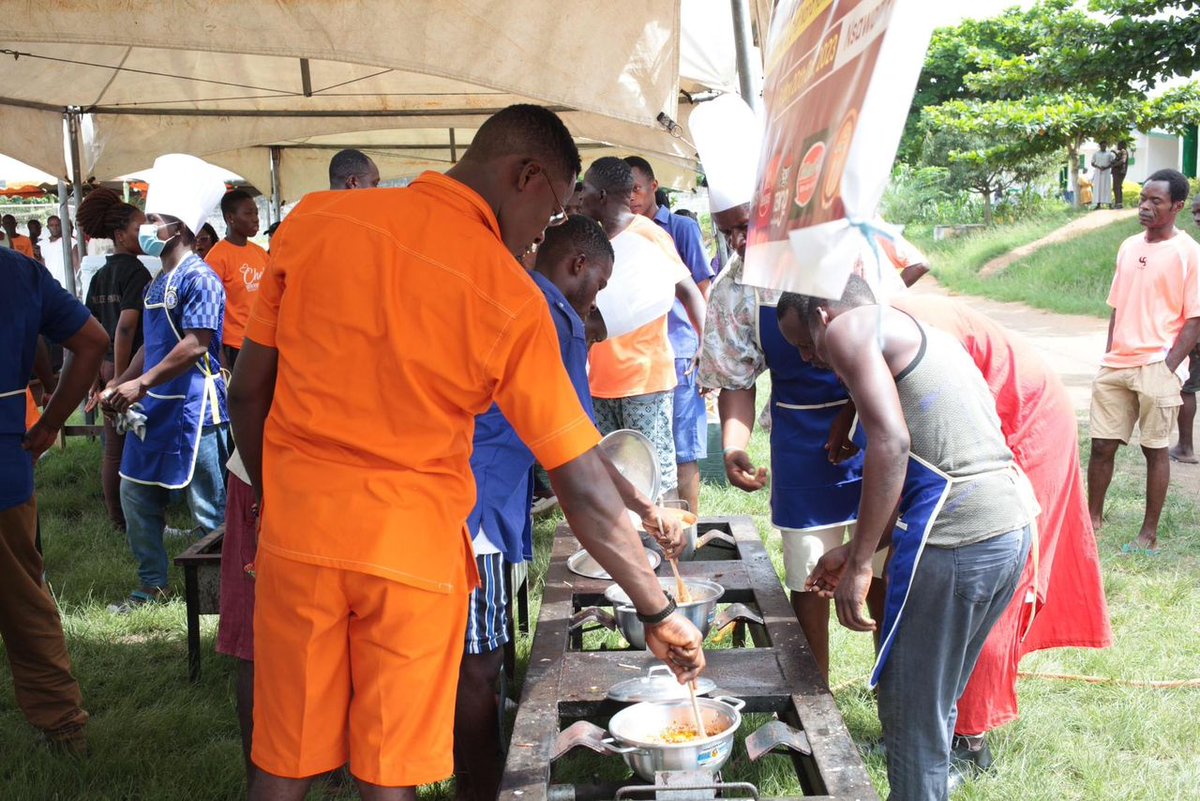 thesgmovement's tweet photo. To mark International Chef's Day on October 20th and as part of the #UniversalPlate campaign, Food For All Africa and Chefs With Purpose shared meals with 5,000 inmates at the Nsawam Medium Security Prison in Ghana's Eastern region.
@Food4AllGh

#Chefswithpurpose #UniversalPlate https://t.co/FxeqhNBRbN