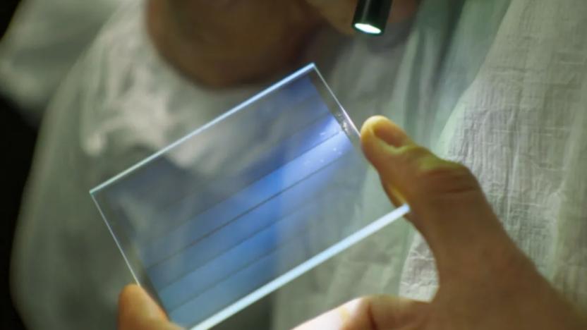elhackernet's tweet photo. Microsoft logra almacenar 7 TB en láminas de cristal de cuarzo y asegura que los datos podrán durar unos 10.000 años
https://t.co/OF9YuOzvm6 https://t.co/a5E3oeiee4