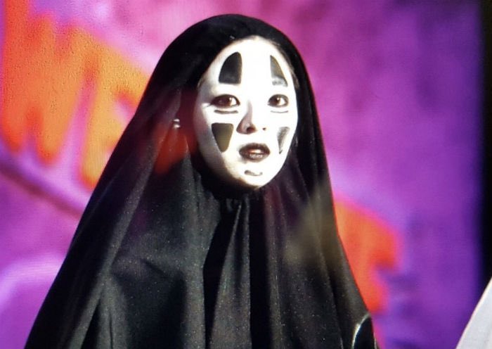 nocontext_twice's tweet photo. カオナシのコスプレしたジョンヨン、
まだ面白い（可愛い）
#twice https://t.co/wr1DMY4TGP
