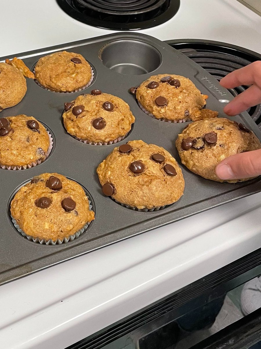 GlenRockEdTech's tweet photo. 7th-grade students making healthy whole wheat banana oat chocolate chip muffins in Ms. Samad's class. #rockgrnj @grpssupt @GlenRockMSHS https://t.co/JVZRGsergA