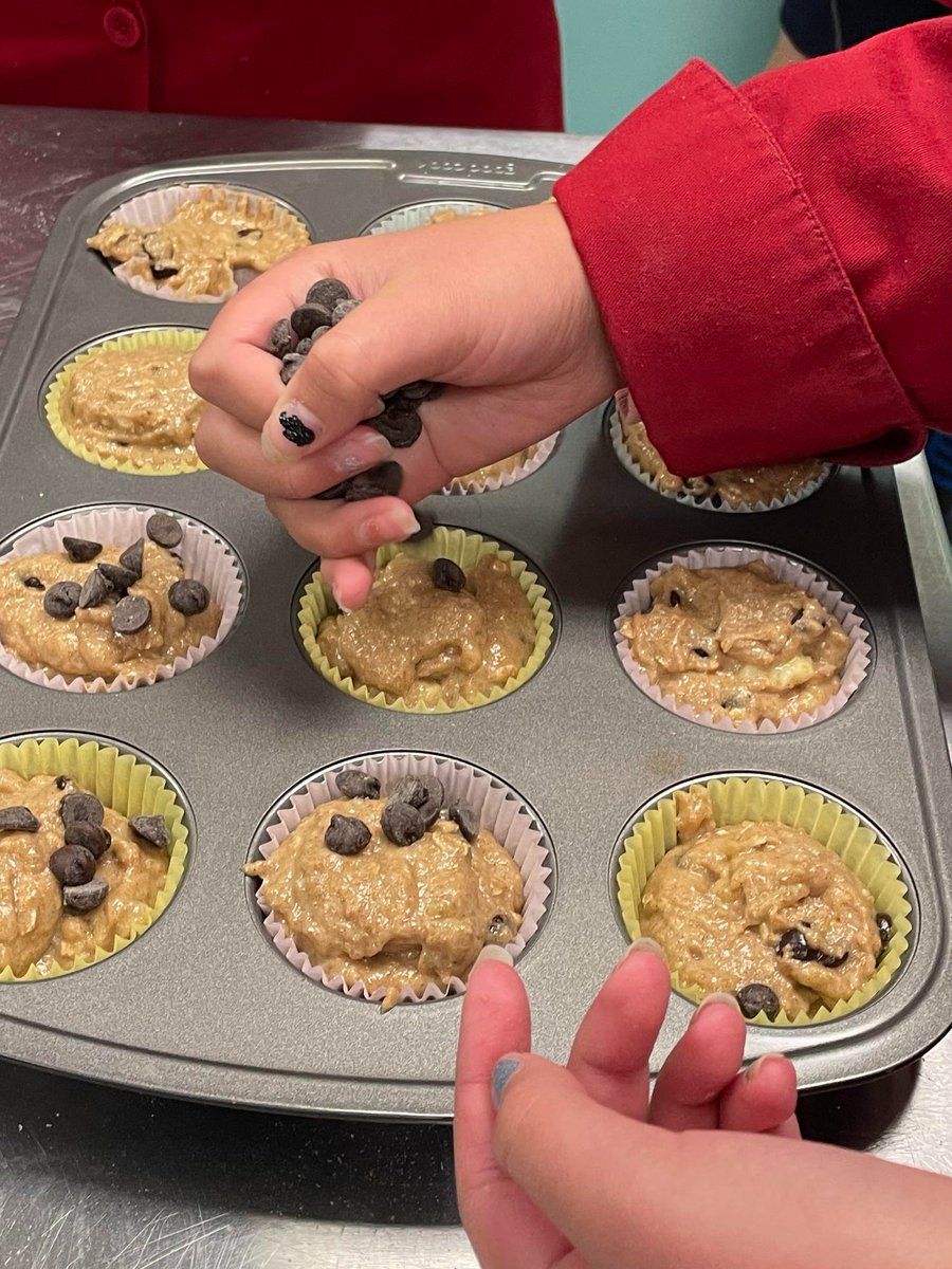 GlenRockEdTech's tweet photo. 7th-grade students making healthy whole wheat banana oat chocolate chip muffins in Ms. Samad's class. #rockgrnj @grpssupt @GlenRockMSHS https://t.co/JVZRGsergA