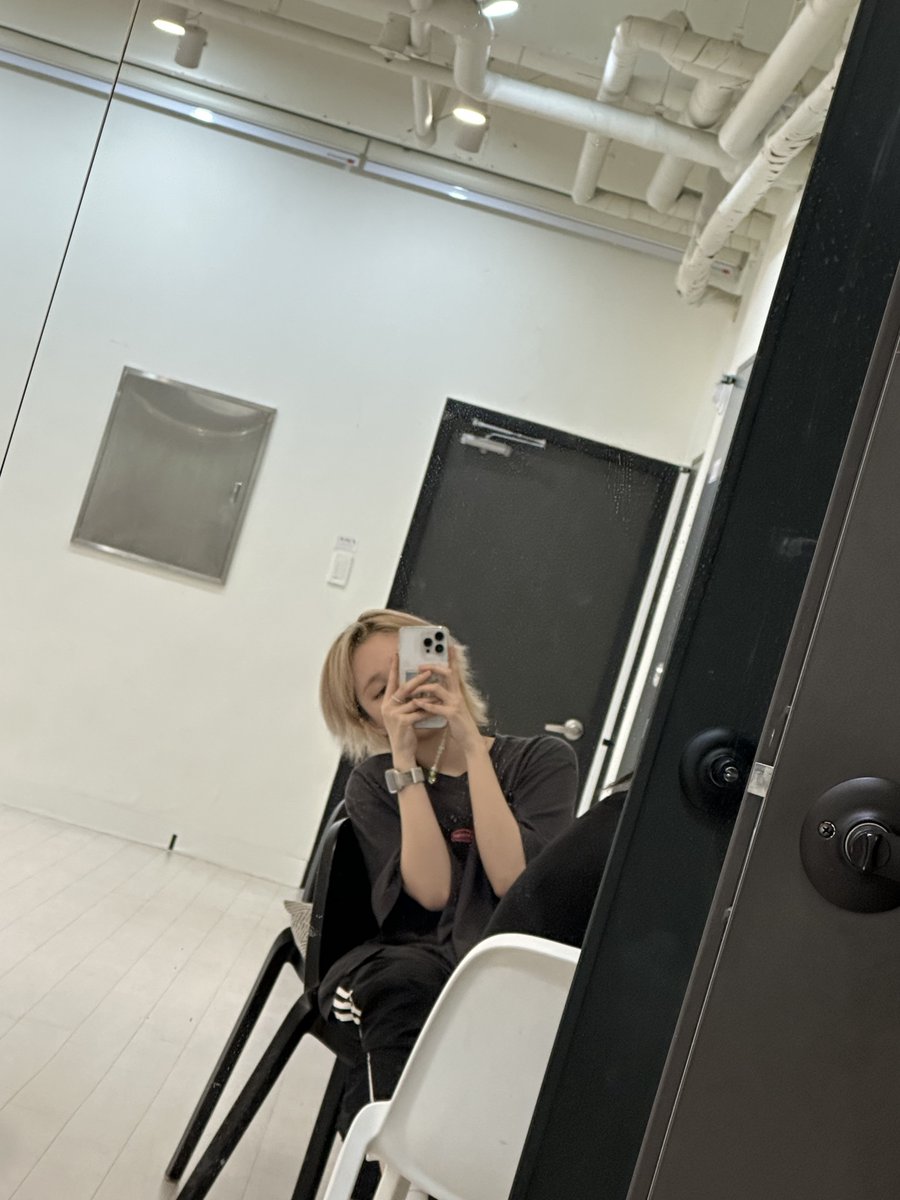 231023 fancafe update
#MIA / Practice room Eungji
Today's Eungjji
Somehow today.........
My hair was sticking out too much.

(1st pic) I had no thoughts but now looking at it, it's a bit scary..
🔗 m.cafe.daum.net/EVERGLOW/lx8N/…
#에버글로우 #미아 #EVERGLOW <a href="/EVERGLOW_twt/">EVERGLOW(에버글로우)</a>