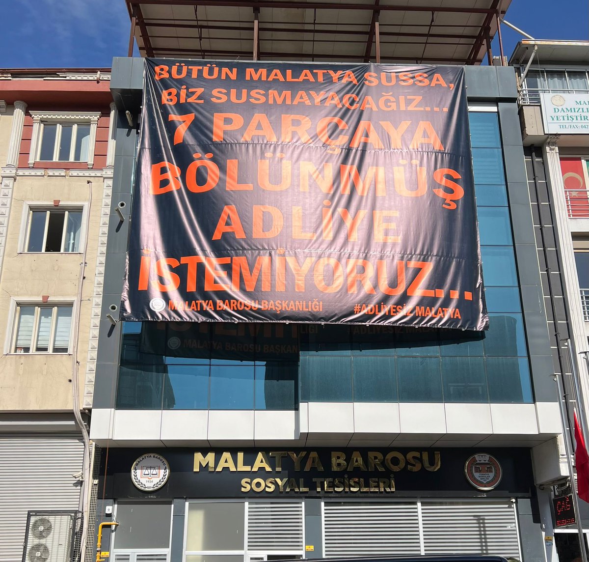 6 şubat öncesinde de adliye yetersizliği varken hiçbir çözüm sağlanmamıştı. Depremden sonra Malatya’nın 20-25 km uzaklığında 
 3-4 ayrı binalarda (anayol üzerinde) avukatların faaliyet göstermesi normal mi sizce de?  #AdliyesizMalatya