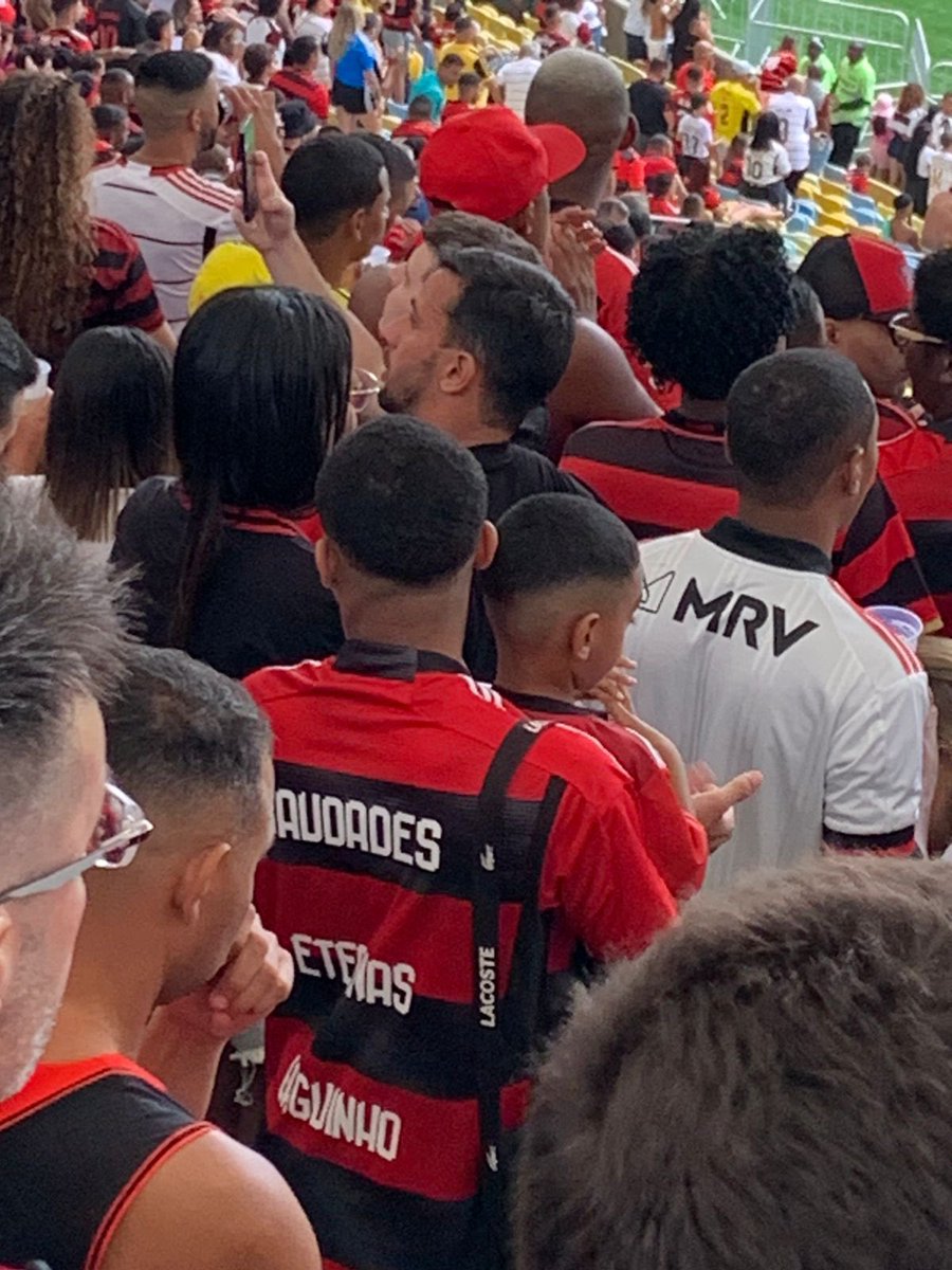Flamengo's tweet photo. Tem #MantosBrabos de vitórias anteriores no Maraca, de homenagem, e aqueles com os melhores apelidos. O acervo é do tamanho da criatividade da Nação!

#CRF https://t.co/hEF8AOLekh