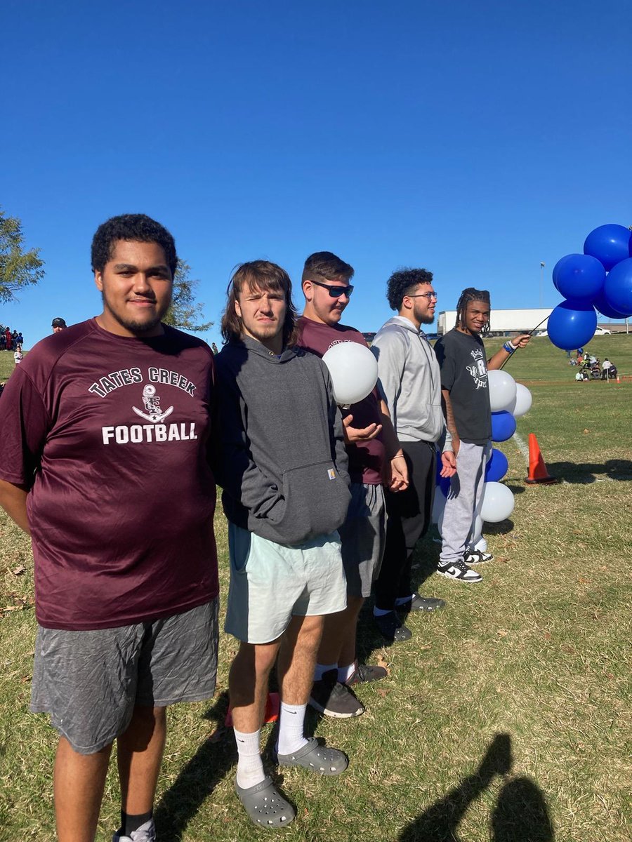TCHSfootball24's tweet photo. Our players and coaches creating a tunnel for the PAL Football Wildcats youth teams to run onto the field for their homecoming game! 
#GRINDSETMENTALITY|#40517⚓️ https://t.co/T593lX1d3R