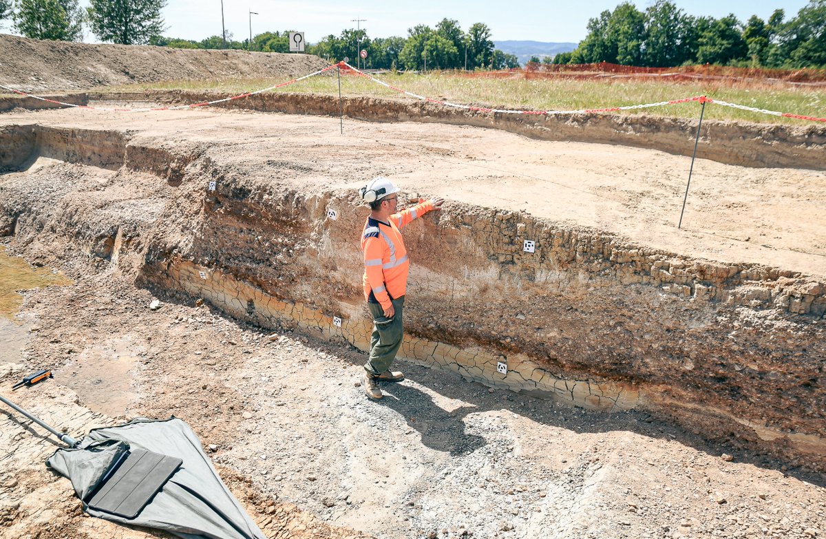 📷Les archéologues en action sur le site du Marclet, où ont été retrouvés des anciens vestiges romains en vue de la construction du futur centre aqualudique. 

#riorges #roannais #loire #archeologie #jeudiphoto