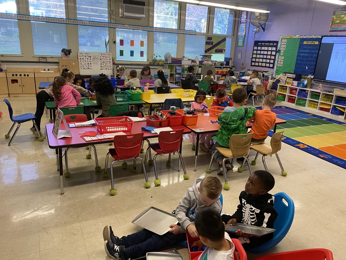 FigliolinoJamie's tweet photo. It’s time for centers for #msfigskids ! We are having fun and learning at ⁦@School20Cougars⁩ ! ⁦@joanne_shafer⁩ #kindergartenrocks #blueribbonschool https://t.co/pzyEm42PBE