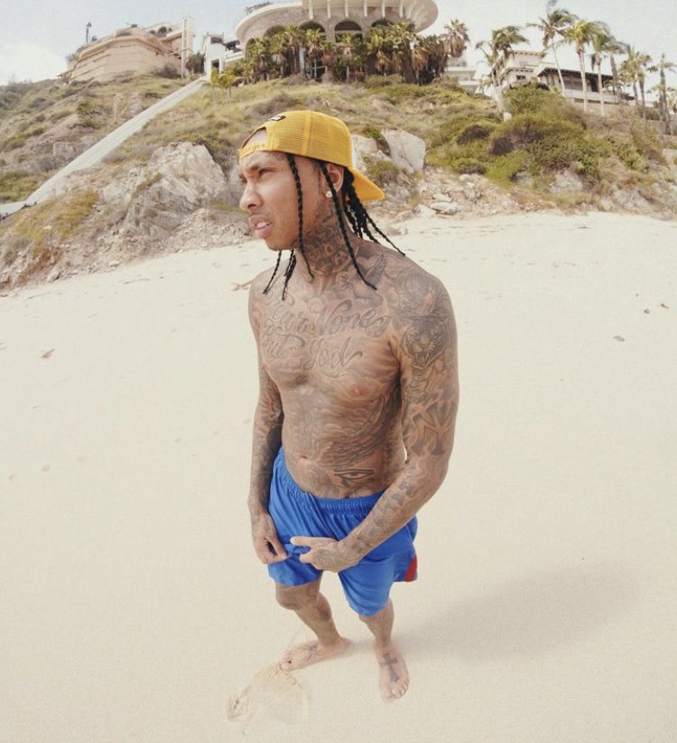 1 pic. Tyga showing his tatted up booty cheeks #gay #bi #booty #feet #feet_lover #feetpic #FOOTFETİSH https://t.co/i9R1Puc2zz