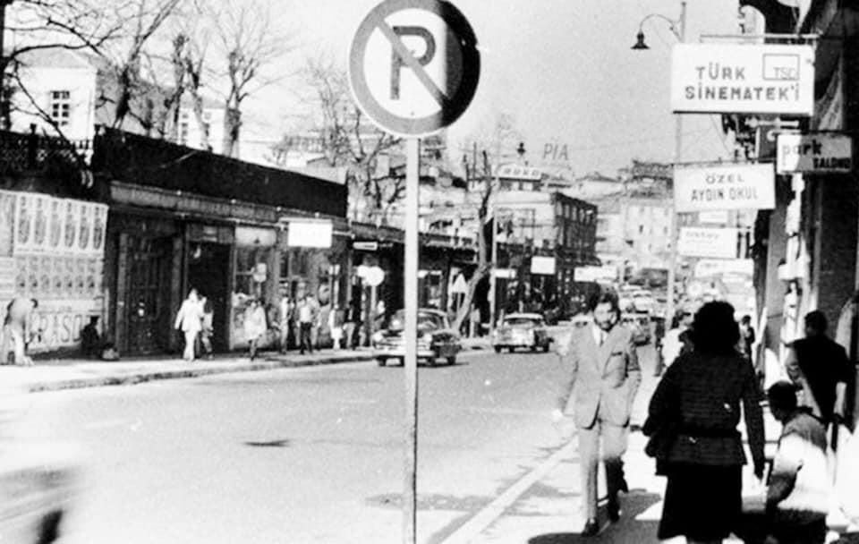 1 Kasım 1970’de kendi salonuna kavuşan Sinematek Derneği. Sıraselviler Caddesi. Bambi’nin karşısı. Fotoğraf Mahmut Atasever sayesinde.