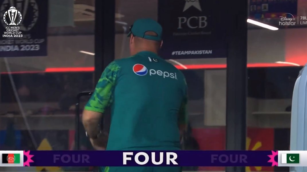 superking1816's tweet photo. #PAKvAFG #PAKvsAFG
Mickey Arthur goes inside the dressing room now after realising DJ didn't played Dil Dil Pakistan https://t.co/ucvN2iUvpY