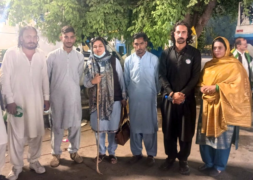 #لاہور 
ممبر قانون ساز اسمبلی محترمہ نثارہ عباسی صاحبہ کہ ساتھ جلسہ گاہ میں ملاقات کے بعد دوستوں کہ ہمراہ گروپ فوٹو۔
<a href="/Ashmzad/">(نثارہ عباسی) Nisara Abbasi</a> <a href="/farooq_pm/">Raja Muhammad Farooq Haider Khan</a> <a href="/tariqfarooq60/">Tariq Farooq</a> @