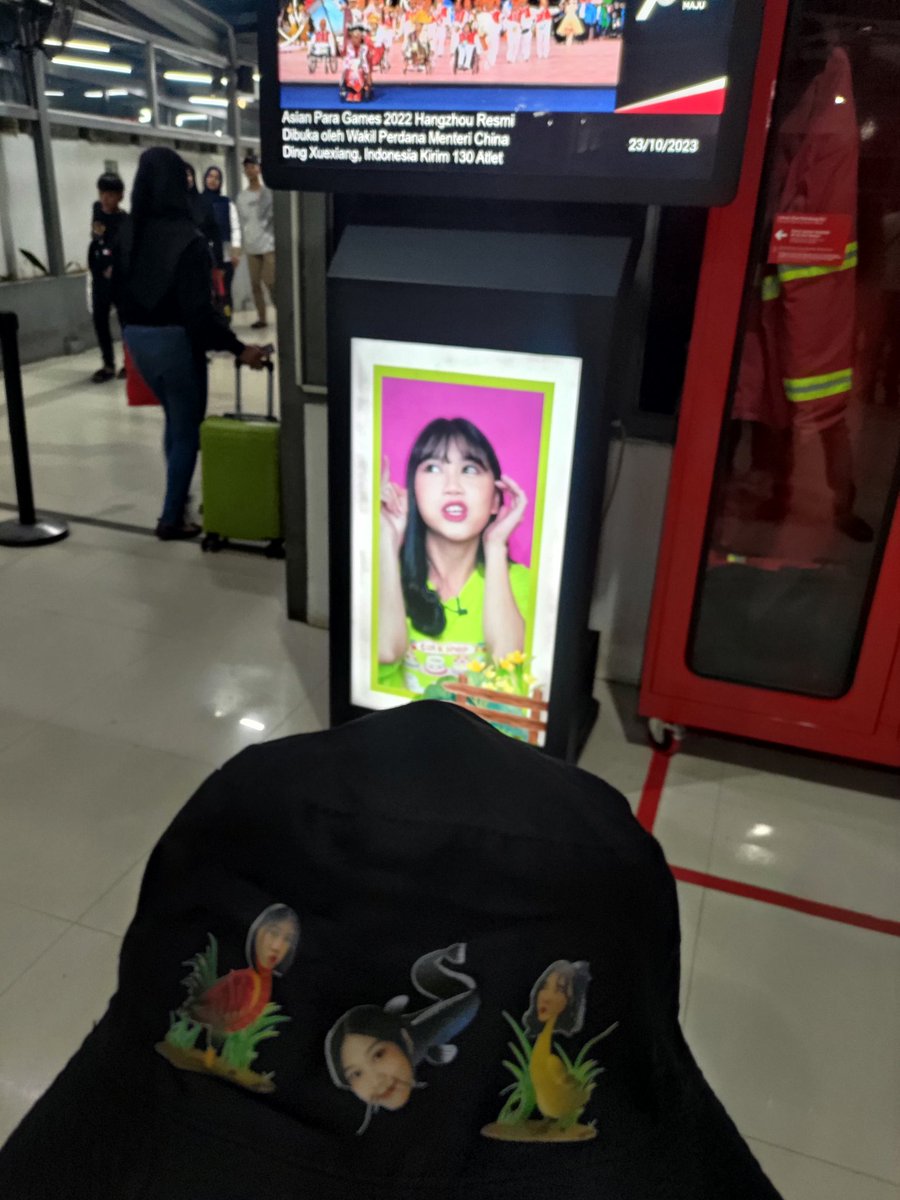 LLPCL_'s tweet image. Dari Serang sampai Yogyakarta, kami segenap karyawan ikut merayakan hari bahagia ibu boss kita @A_LuluJKT48 

Bakal ada yang spesial juga di show sts ibu boss nanti, jadi tunggu aksi selanjunya dari kami ya! See you di show sts nanti semuanya #spontan #uhuyy #wakwaw #Enchanté