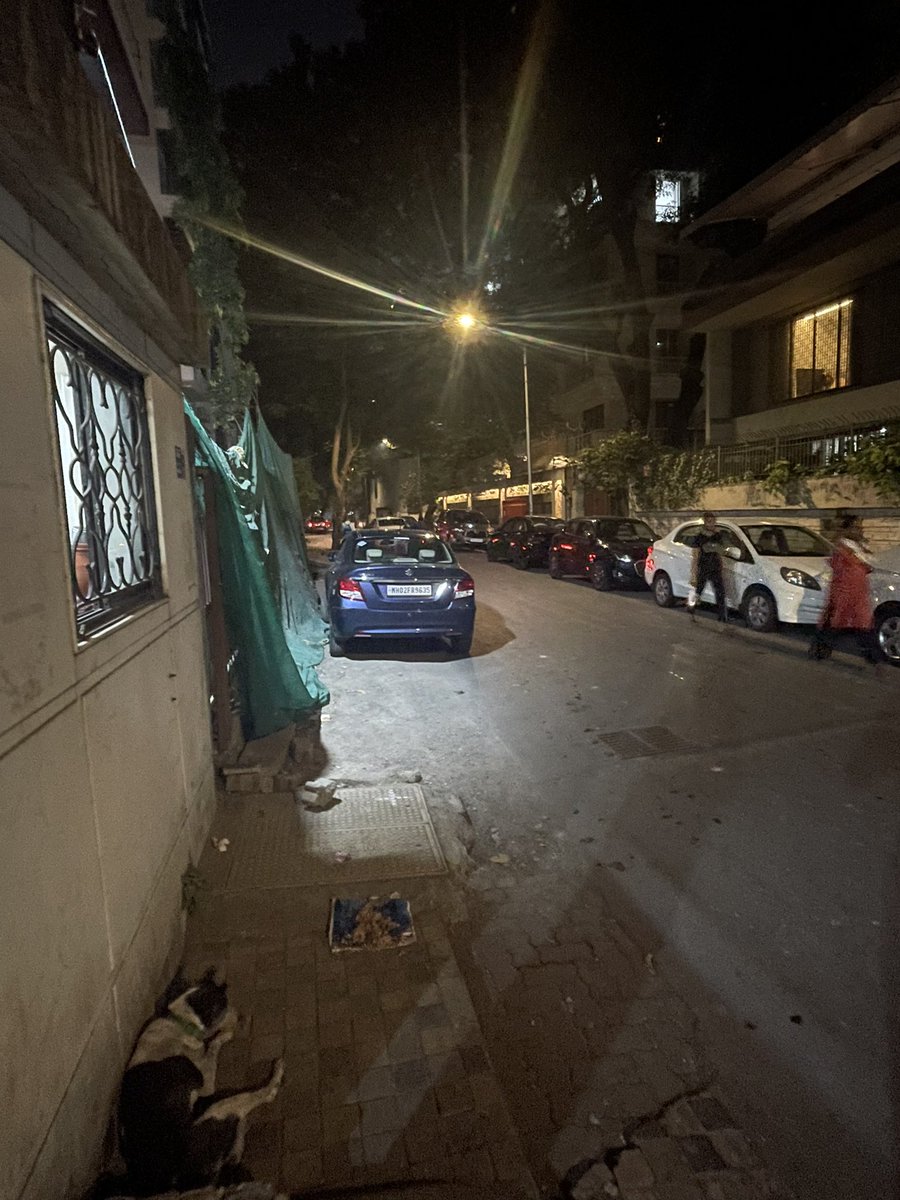 niravbakshi1's tweet photo. @MMVD_RTO @MumbaiPolice @mybmc - this photo was taken on 8th Road, Khar West, Mumbai 400052.
This creates a traffic nuisance every day, please take action immediately. And please fine these people for parking in this manner. #traffic #parking #nuisance https://t.co/E6ees99do3
