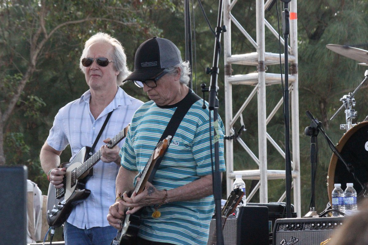 theweightband's tweet photo. Let's rewind for Throwback Thursday! Taking you back to the time when Jim Weider crossed paths with Louie Perez of Los Lobos in sunny Jamaica. 🌴🎶
#jimweider #theweightband #theband #music #throwbacks #jamaica #livemusic #artist #louieperez #band #liveconcert #summer https://t.co/F1vt0TZr2J
