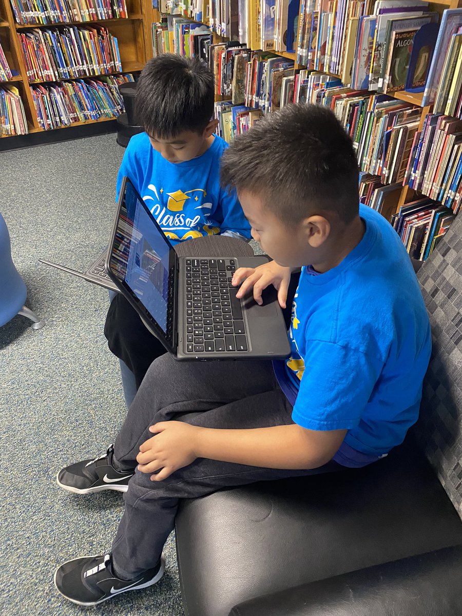 MsCelicsClass's tweet photo. Research partners in the library learn more about threats to our Earth’s spheres with the help of @librarian_melia https://t.co/JYOraOQbVz