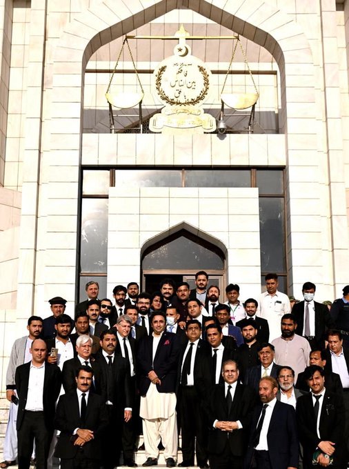 FarooqueBhayo's tweet photo. Islamabad: Group photo of Pakistan People's Party Chairman @BBhuttoZardari in front of the Supreme Court building along with lawyers, politicians and other civil society members. https://t.co/8surCmT3Xd