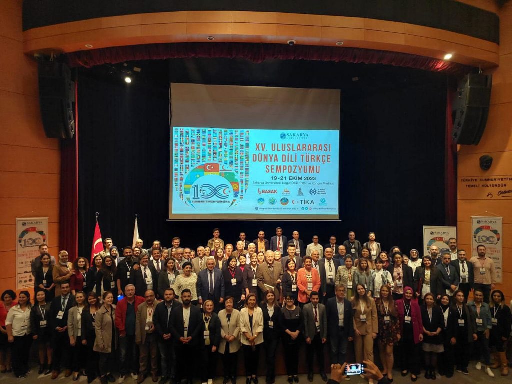 sakaryauni's tweet photo. 🔹Türkoloji ve Türkçe Eğitimi alanlarının en kapsamlı ve düzenli şekilde yapılan bilim şenliği olan “Uluslararası Dünya Dili Türkçe Sempozyumu”nun on beşincisi, Cumhuriyet’in 100. yılında Üniversitemiz ev sahipliğinde tamamlandı.

Detaylar;
🌐https://t.co/IxUdbeK8GE https://t.co/se6E2pzG2w