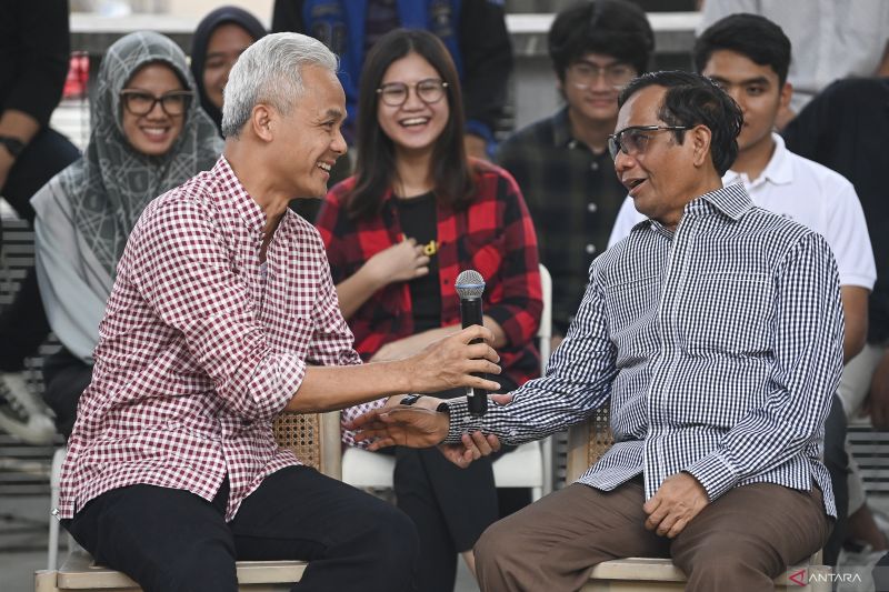 Ganjar Pranowo-Mahfud MD menggelar pertemuan dengan pekerja kreatif di Jakarta, Senin.

Pertemuan itu diharapkan dapat menghidupkan kembali Badan Ekonomi Kreatif.
 
📸: ANTARA FOTO/M Risyal Hidayat.

Lihat selengkapnya: m.antaranews.com/foto/3788241/g…
