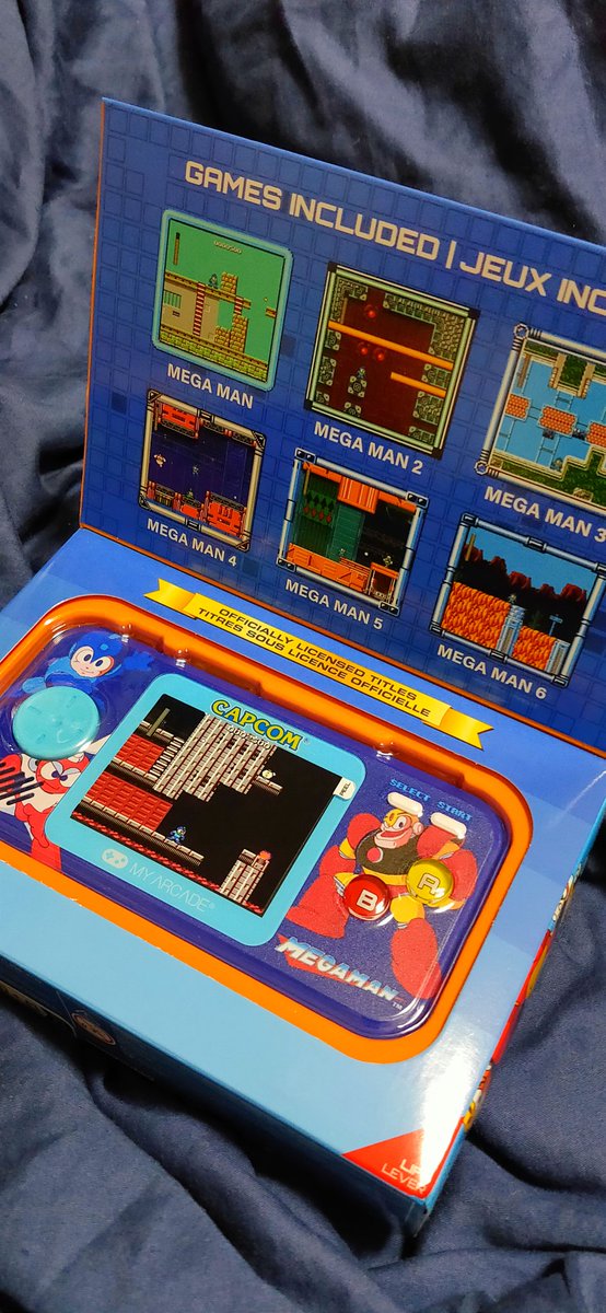 _moshix2's tweet photo. スーパーストIIも遅れて着弾🚚💭⌒ 📦🏠💬
#MYARCADE #POCKETPlayerPRO シリーズ
#MEGAMAN 1⃣~6⃣を収録
#SuperStreetFighterII ストII"とスパIIを収録
ストIIはGENESIS版😑💬
箱の絵がアニメとかメガマンじゃないとか十字キーが…とかいろいろあるけど一旦飲み込もう😑💬ゴクン https://t.co/H7im3ekdKu