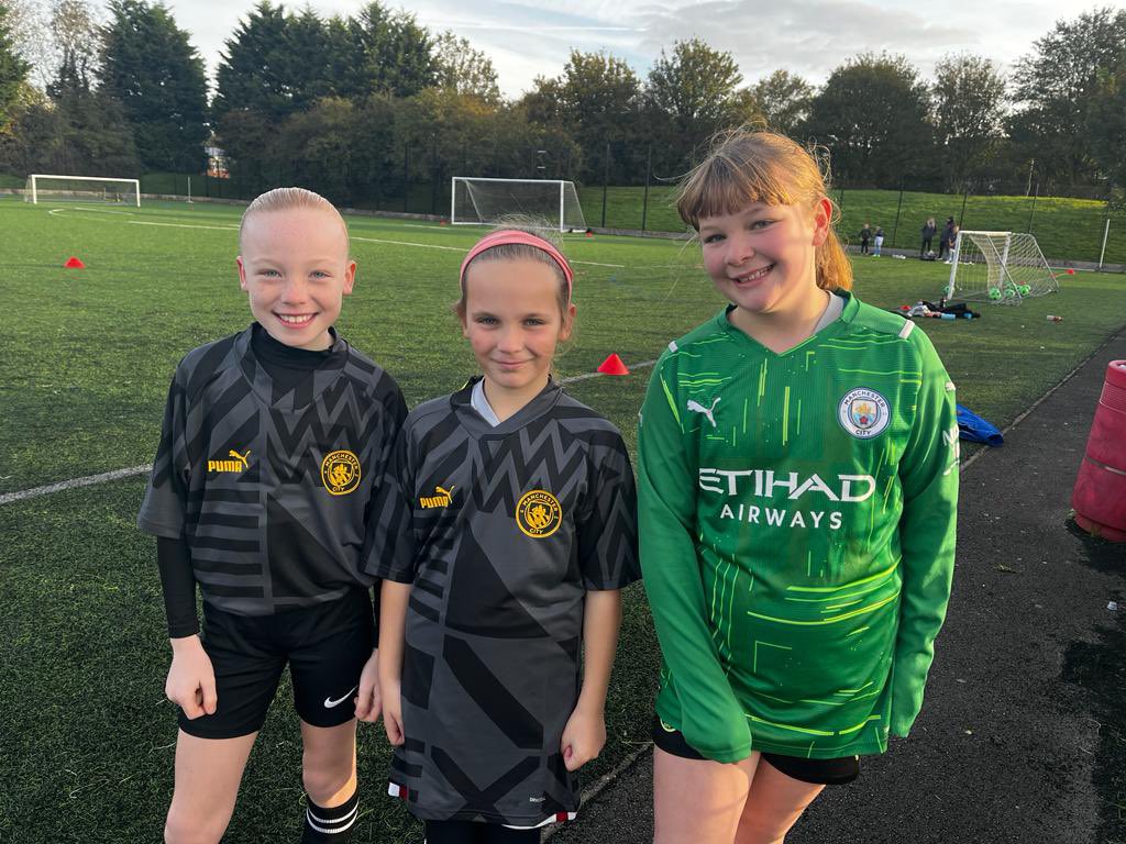 RVillaJFC's tweet photo. 📢 Shoutout 📢

🔴⚪️⚫️

It is half term but some of the Villarettes are in action today 👌

We just wanted to wish Ava F, Katie and Matilda good luck in their game for Manchester City today 👍

We’re sure you will be great girls 👏

#winners #Grassroots #Villa #Villarettes #city https://t.co/G8NW7p0q73