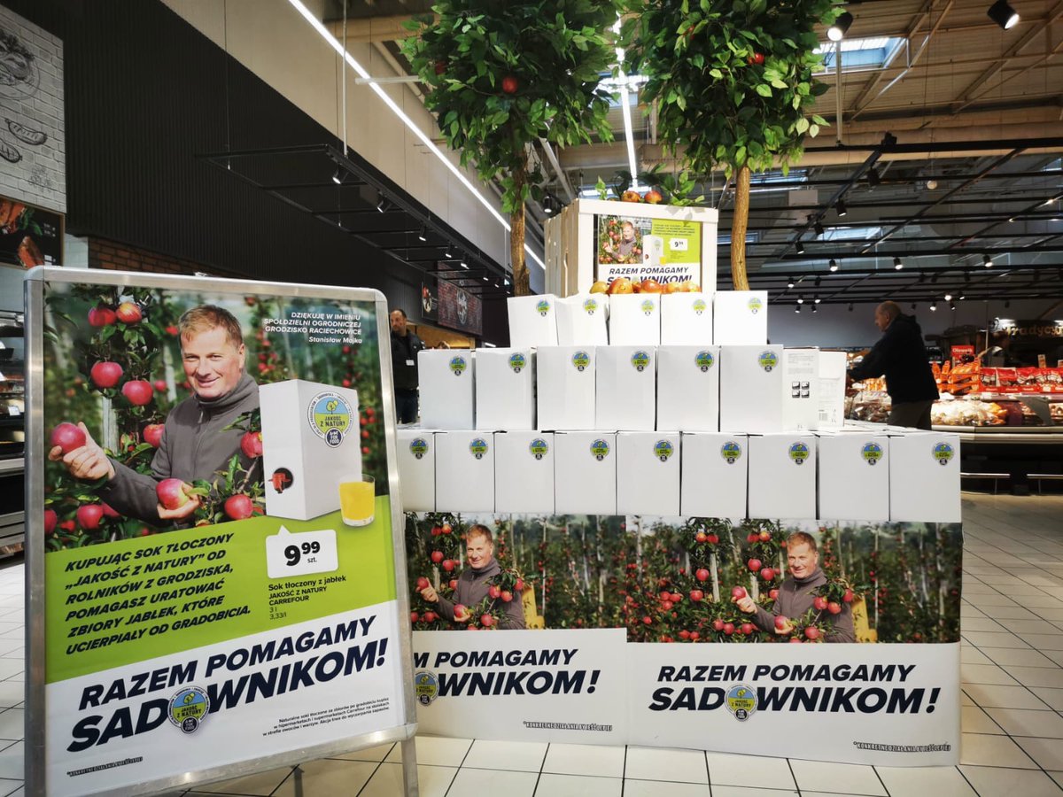CarrefourPolska's tweet photo. #NEWS: W sierpniu, podczas gradobicia zniszczone zostały sady naszego dostawcy marki #JakośćZNatury. Aby mu pomóc stworzyliśmy specjalną linię soków tłoczonych, dzięki którym pomożemy mu zrekompensować część poniesionych strat. Zapraszamy do zakupu soków!
#pomoc #CSR #CSRwPL https://t.co/K3yYdJksir