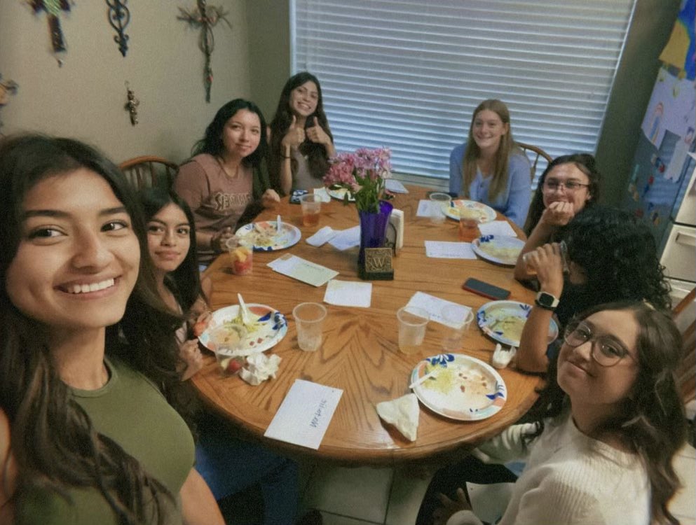 ShsgirlstrackX's tweet photo. Regionals dinner and team bonding for our LadyCats! @Athletics_SISD @SplendoraISD @SplendoraHigh https://t.co/2ztoIHoPrl
