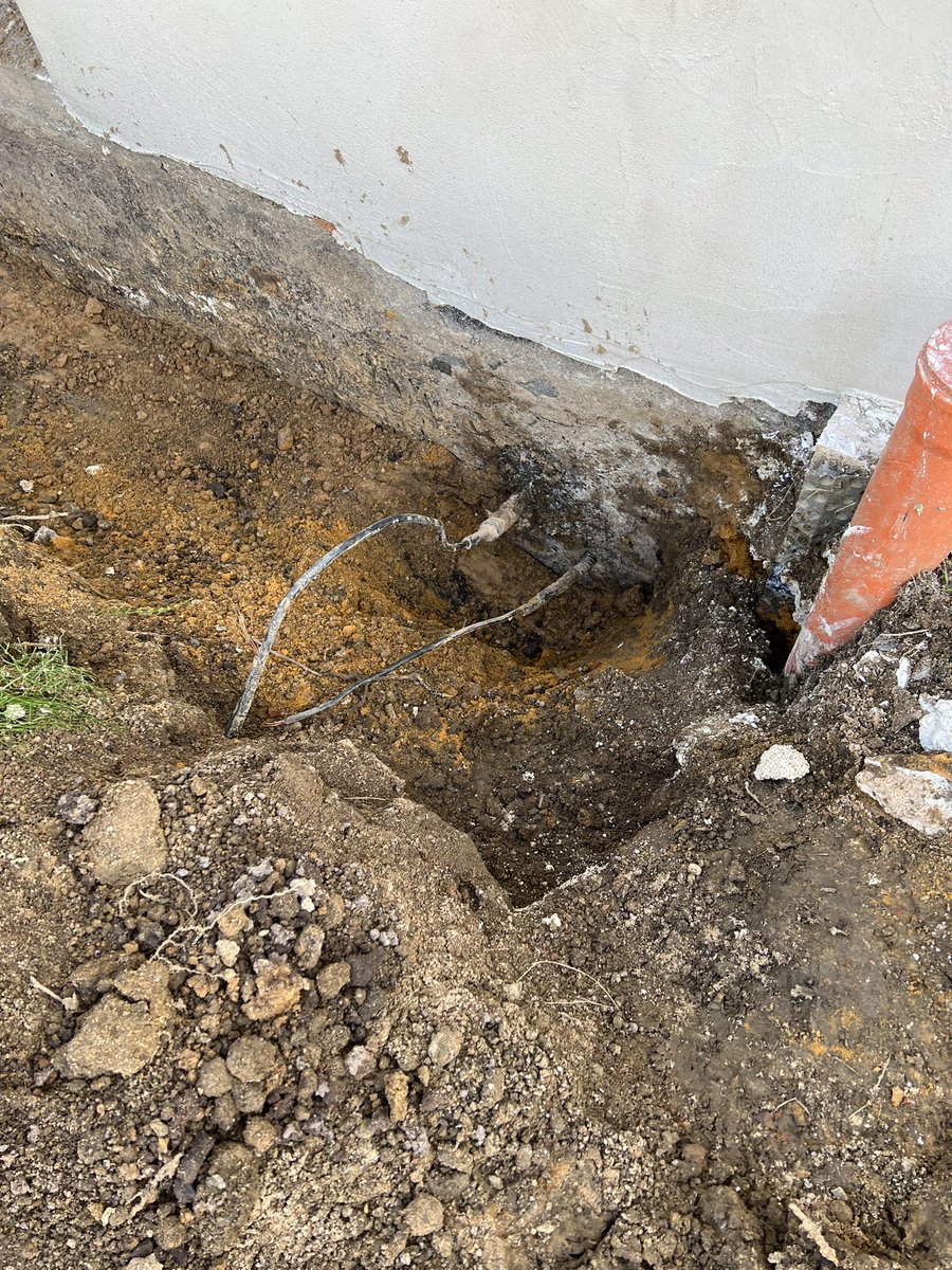 Maakster's tweet photo. Ein Bagger hat bei Arbeiten in meinem Vorgarten die Telefonleitung erwischt. Jetzt warte ich bereits seit dem 26.09.2023 (heute 27 Tage!!!) darauf das die @Telekom_hilft . Was ist die längste Zeit, die Ihr mal ohne Internet aushalten musstet? https://t.co/K9CyhBvE6l
