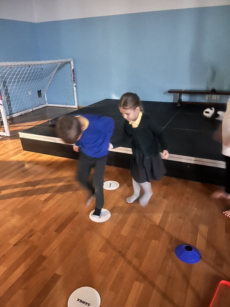 WhitehouseHull's tweet photo. This morning Class Johnson completed a Commando Joe’s mission to escape puddings lane across the Thames, the class work excellent as a team! #whitehousepru #commandojoes
#missioncomplete #escapepuddinglane #riverthames #greatfireoflondon #classjohnson https://t.co/rNlTwdpAm0
