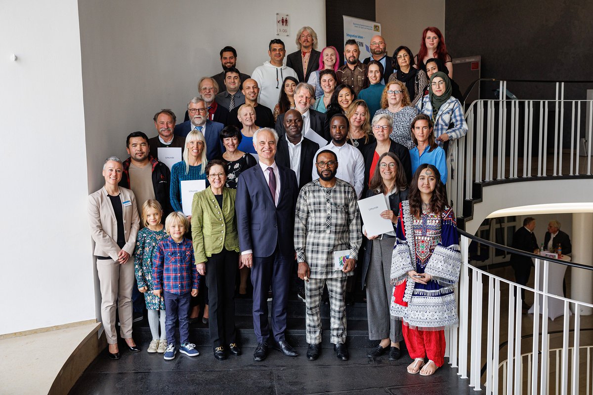 BayStMI's tweet photo. Heute wurde der #Integrationspreis der Regierung von #Oberbayern verliehen. ✨

➡️ Die Gewinner: 8 Initiativen für erfolgreiche #Integrationsprojekte.

Sie erhalten ein Preisgeld von jeweils 750 Euro.

Herzlichen Glückwunsch! 🎊 https://t.co/QkKBWgXReA