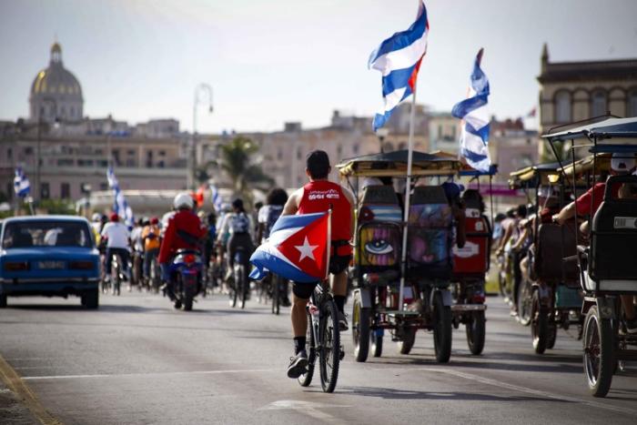 #CheVive: La <a href="/UJCdeCuba/">UJC de Cuba</a> tiene que definirse con una sola palabra: vanguardia. Ustedes, compañeros, deben ser la vanguardia de todos los movimientos. Los primeros en estar dispuestos para los sacrificios que la Revolución demande, cualquiera que sea la índole de esos sacrificios.