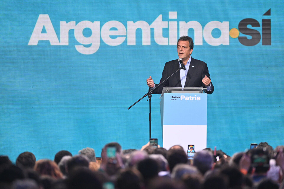 hipotecadosuva's tweet photo. "Sepan que no les voy a fallar" La expectativa de las familias #HipotecadosUVA depositada en tus palabras @SergioMassa. Hacemos esfuerzos ingentes mes a mes y solo vemos como los bancos saquean nuestros bolsillos. Decisión política URGENTE que ponga freno a la #UsuraUVA !!! https://t.co/JB1euYbsFX
