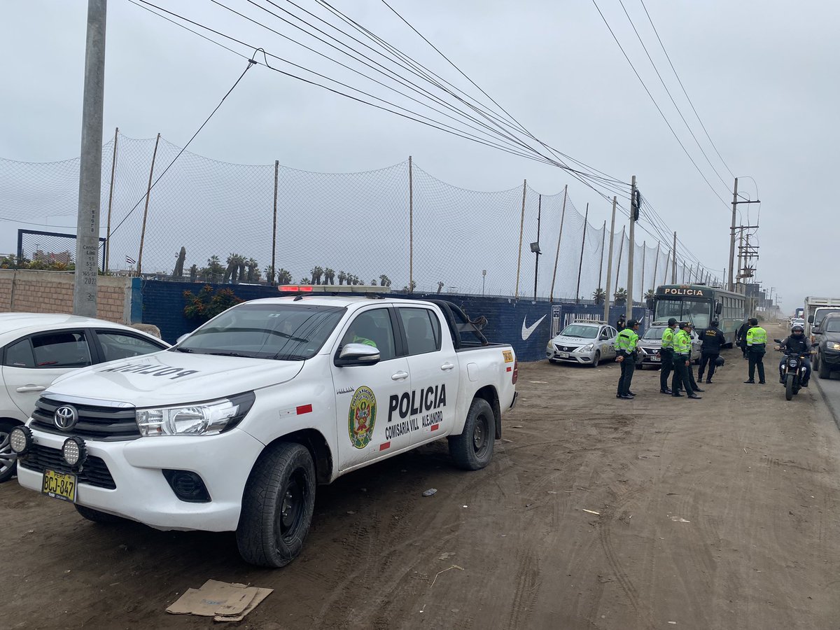 KeithRichle's tweet photo. Fuerte contingente policial el de hoy  en las inmediaciones del #EsterGrandeDeBentin en #Lurin . 
Hoy el primer equipo de #AlianzaLima entrena acá y, ante posibles represalias de los barristas por el escándalo del fin de semana, la dirigencia no dejó escapar el tema de seguridad. https://t.co/KySqupE7Xn
