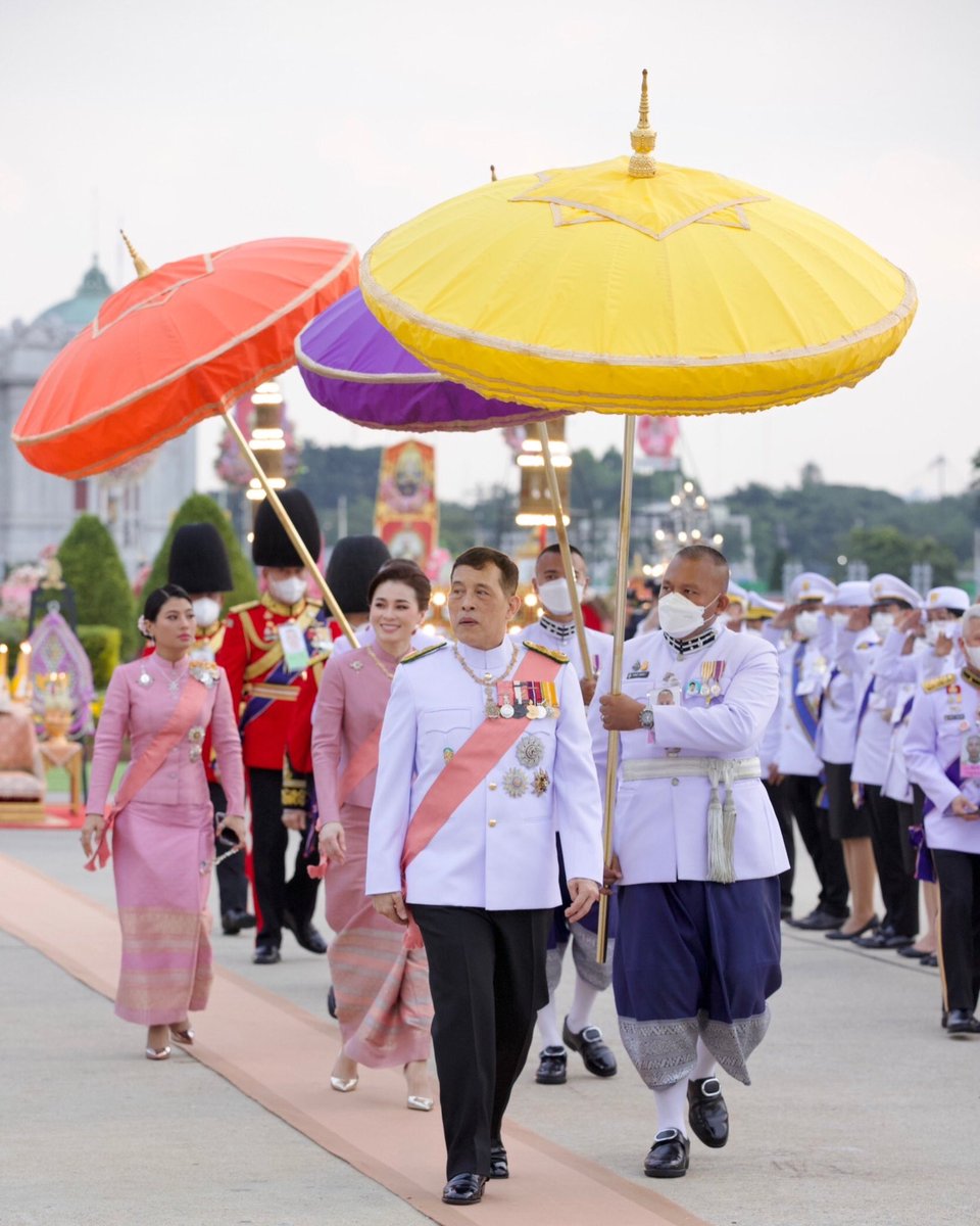 Hermajesty2521's tweet photo. ในหลวง พระราชินี เจ้าฟ้าสิริวัณณวรี ทรงวางพวงมาลาถวายราชสักการะ พระบรมราชานุสาวรีย์ พระบาทสมเด็จพระจุลจอมเกล้าเจ้าอยู่หัว เนื่องในวันปิยมหาราช 

#KingVajiralongkorn #QueenSuthida #PrincessSirivannavari laid the wreaths in tribute to King Chulalongkorn Day https://t.co/ZIqgrlf5VW