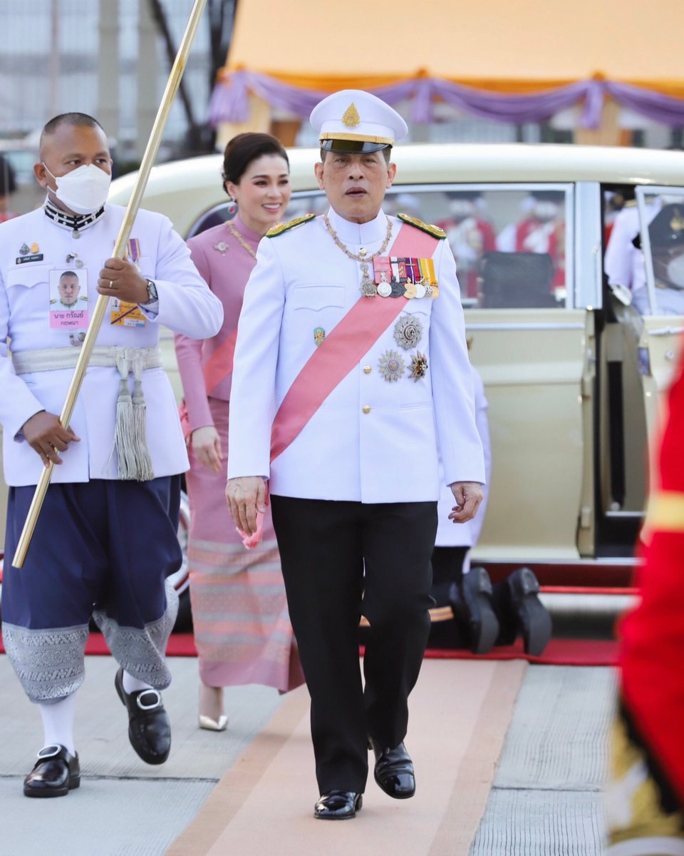 Hermajesty2521's tweet photo. ในหลวง พระราชินี เจ้าฟ้าสิริวัณณวรี ทรงวางพวงมาลาถวายราชสักการะ พระบรมราชานุสาวรีย์ พระบาทสมเด็จพระจุลจอมเกล้าเจ้าอยู่หัว เนื่องในวันปิยมหาราช 

#KingVajiralongkorn #QueenSuthida #PrincessSirivannavari laid the wreaths in tribute to King Chulalongkorn Day https://t.co/ZIqgrlf5VW