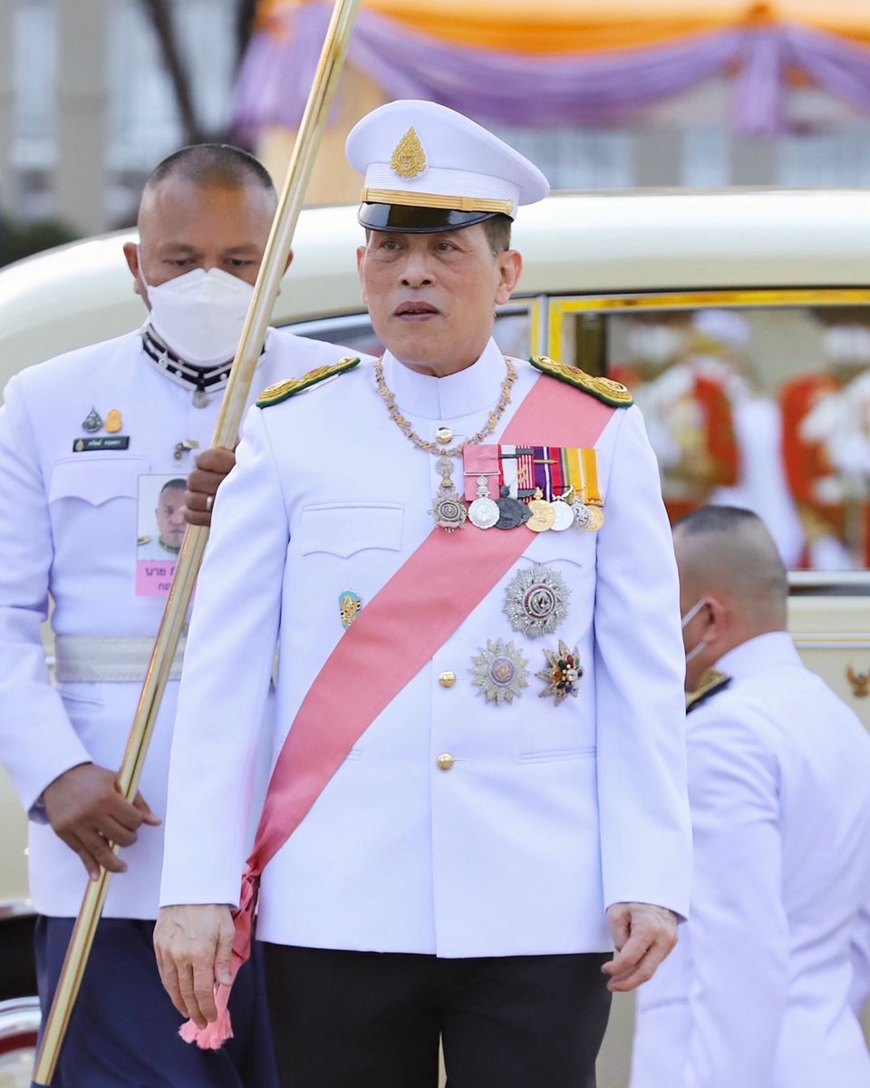 Hermajesty2521's tweet photo. ในหลวง พระราชินี เจ้าฟ้าสิริวัณณวรี ทรงวางพวงมาลาถวายราชสักการะ พระบรมราชานุสาวรีย์ พระบาทสมเด็จพระจุลจอมเกล้าเจ้าอยู่หัว เนื่องในวันปิยมหาราช 

#KingVajiralongkorn #QueenSuthida #PrincessSirivannavari laid the wreaths in tribute to King Chulalongkorn Day https://t.co/ZIqgrlf5VW