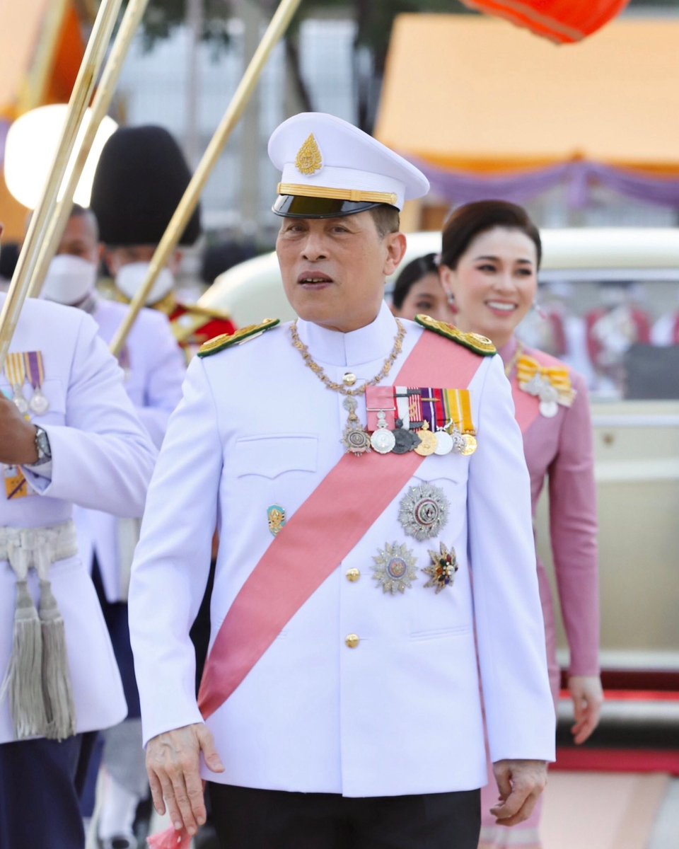 Hermajesty2521's tweet photo. ในหลวง พระราชินี เจ้าฟ้าสิริวัณณวรี ทรงวางพวงมาลาถวายราชสักการะ พระบรมราชานุสาวรีย์ พระบาทสมเด็จพระจุลจอมเกล้าเจ้าอยู่หัว เนื่องในวันปิยมหาราช 

#KingVajiralongkorn #QueenSuthida #PrincessSirivannavari laid the wreaths in tribute to King Chulalongkorn Day https://t.co/ZIqgrlf5VW